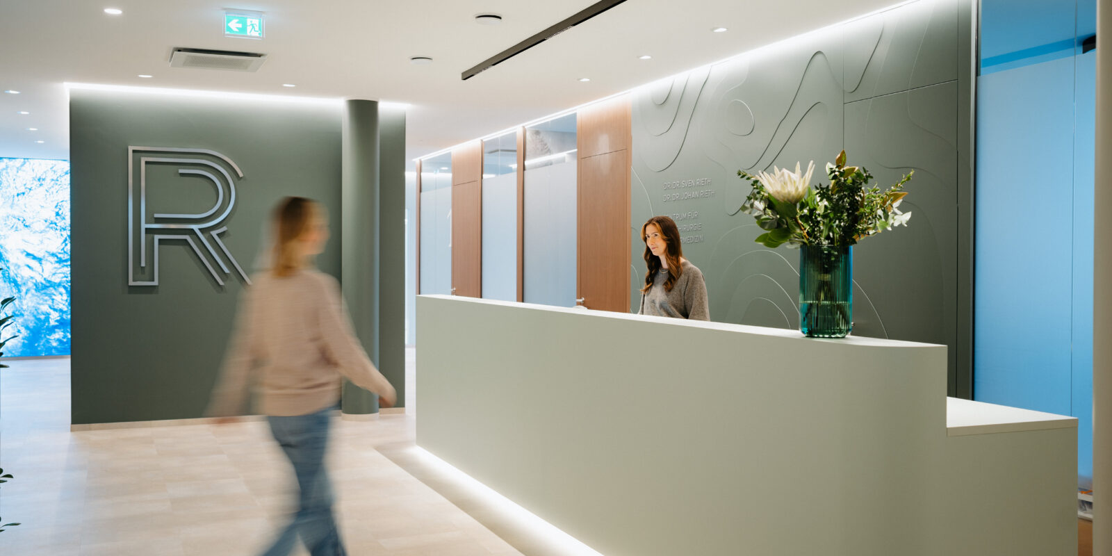 Empfangstheke der Praxis Rieth im Eingangsbereich.