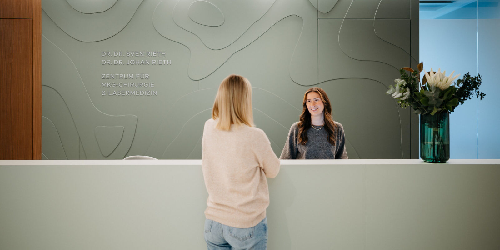 Empfangssituation an der Theke der Praxis Rieth.