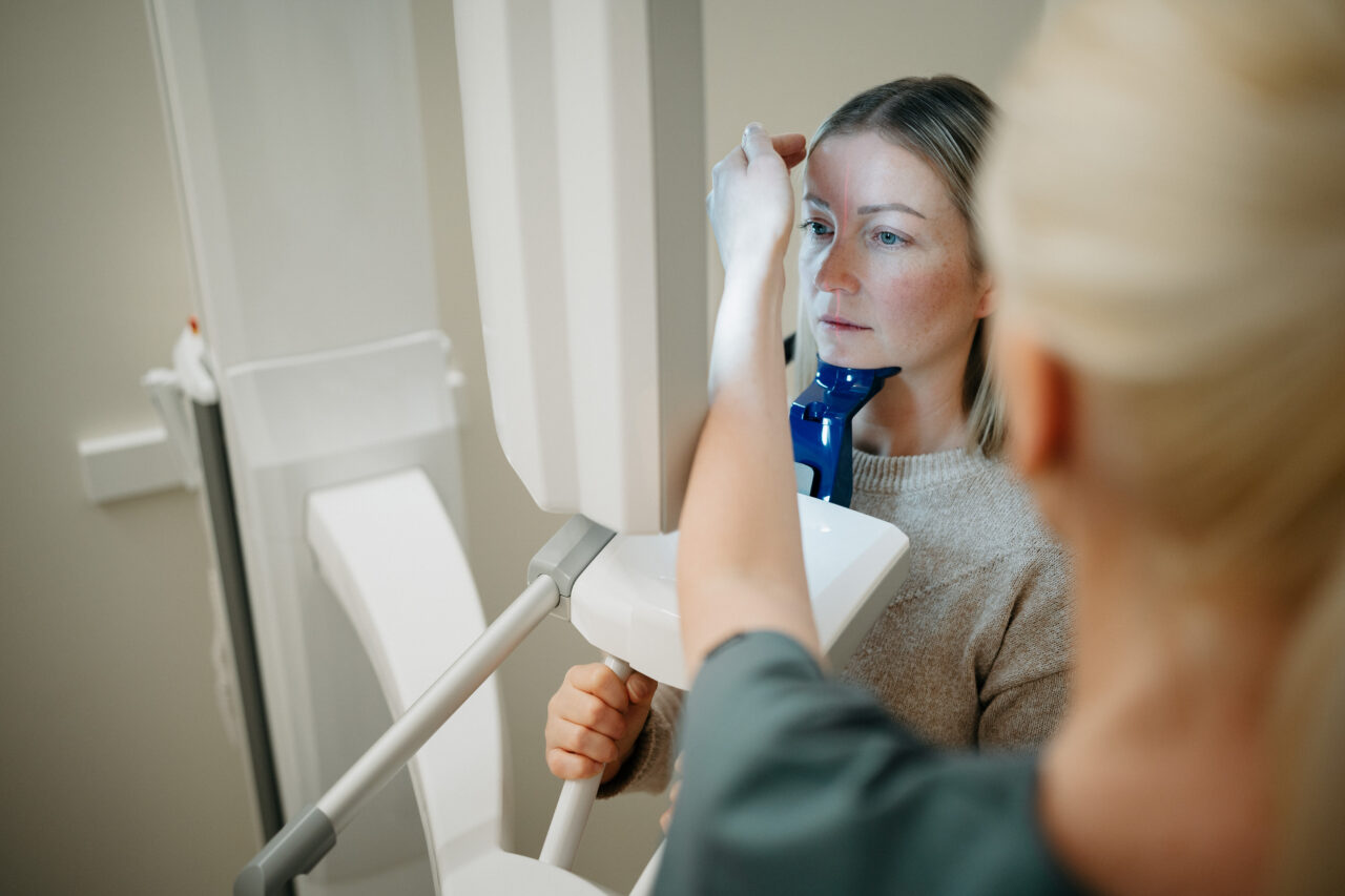 Zahnmedizinische Fachangestellte führt eine digitale Volumentomographie durch.