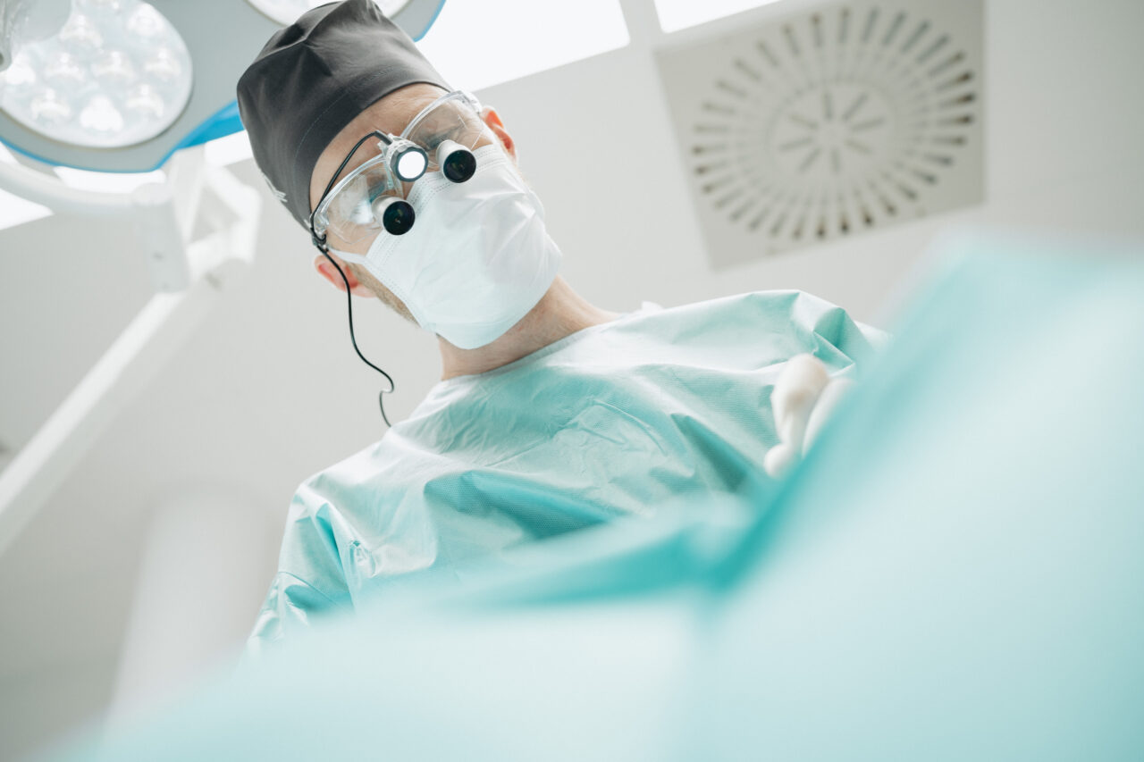 Dr. Dr. Sven Rieth während einer Operation.