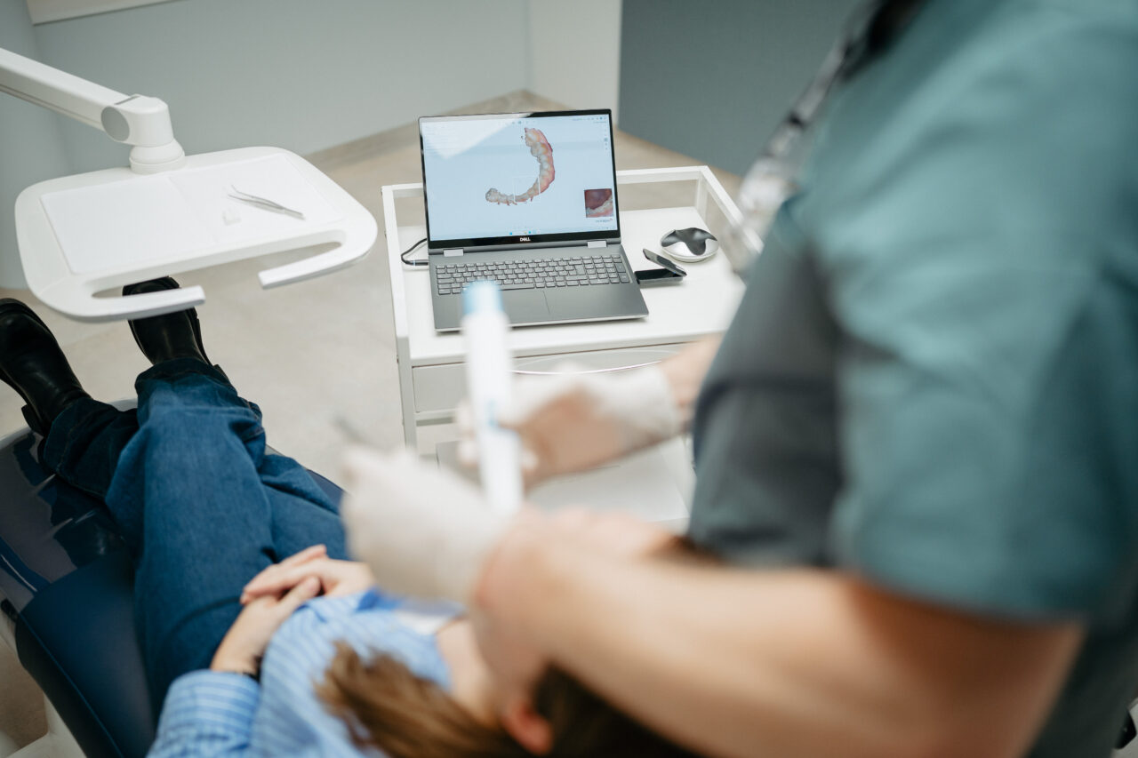 Aufnahmeprozess zur digitalen 3D-Implantatplanung.